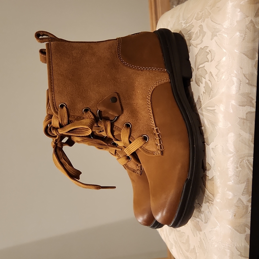 Womens Ugg ankle boots